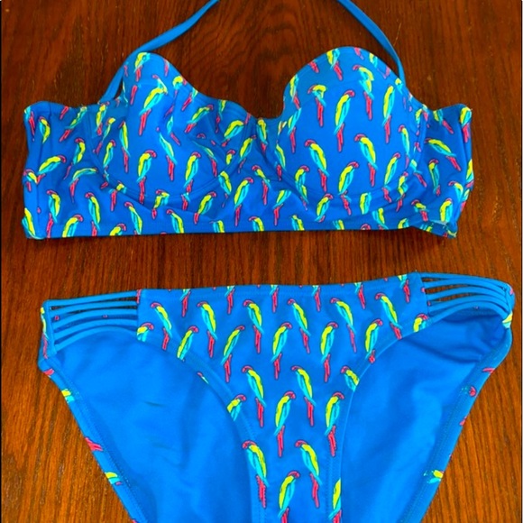 Woman’s xhilaration parrot bikini